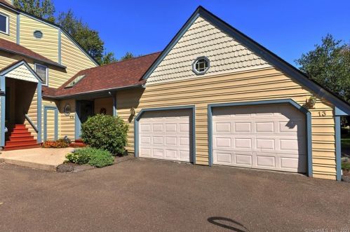 13 L Hermitage Dr, Huntington, CT 06484 exterior