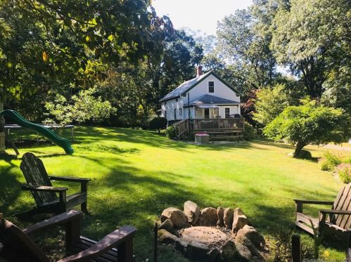 34 Chestnut Hill Rd, East Hampton, CT 06424 exterior