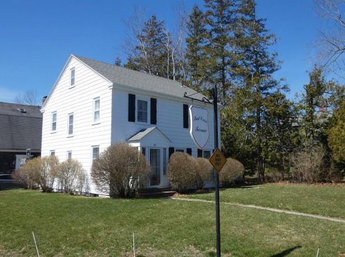 27 Red Cross Ave, Newport, RI 02840 exterior