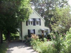 8 Elm Ct, Newton, MA 02465 exterior