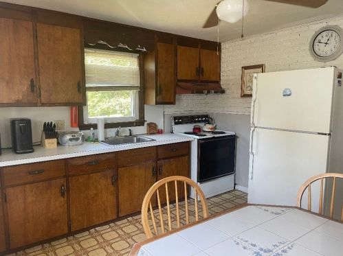 10 Lloyd St, South Hadley, MA 01075 exterior