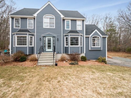 4 Hooksett Cir, Medway, MA 02053 exterior