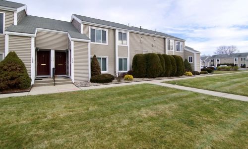 114 Nassau Dr, Springfield, MA 01129 exterior
