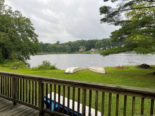 5 Lake Pt, Higganum, CT 06441 exterior