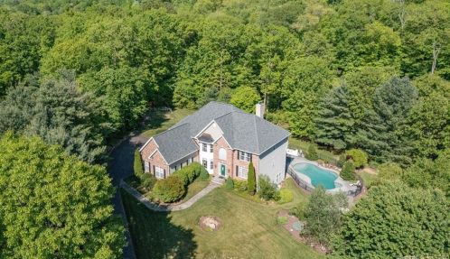 45 Birchwood Ln, Woodbury, CT 06798 exterior