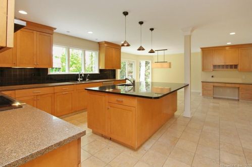 8 Carriage Dr, Norwalk, CT 06850 exterior