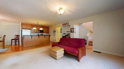 20 Folkstone Rd, East-Windsor, CT 06016 exterior