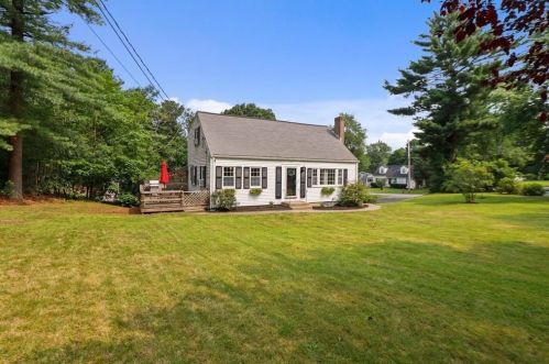 2 Oak Hill Dr, Walpole, MA 02081 exterior