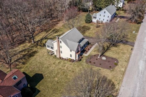 38 Robin Ln, Upper-Stepney, CT 06468 exterior