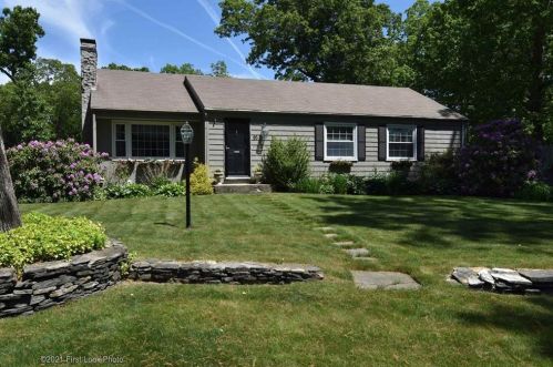 95 Mashuena Dr, Warwick, RI 02888 exterior