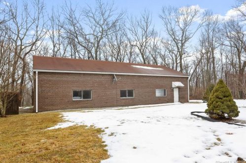 14 Woods Grove Rd, Huntington, CT 06484 exterior
