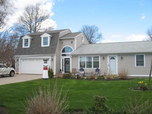 3 Hemlock St, Middletown, RI 02842 exterior