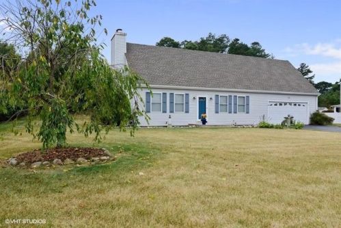 21 Laudone Dr, Westerly, RI 02808 exterior