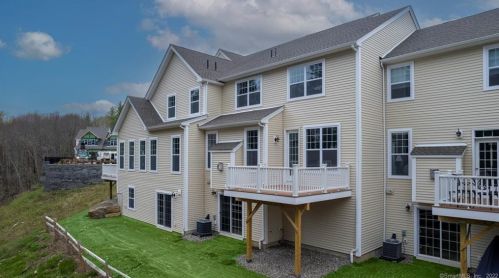 186 Ridgewood Dr, Waterbury, CT 06710 exterior