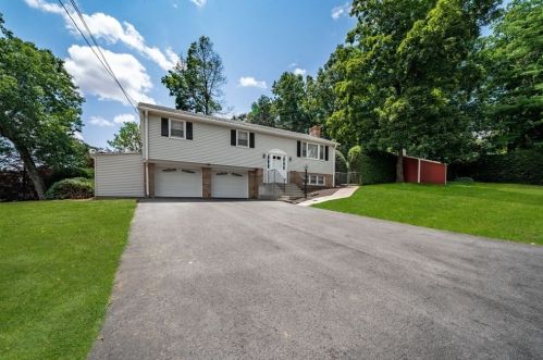 8 Pinewood Dr, Webster, MA 01570 exterior