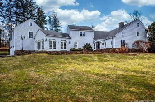 2 Mountain Spring Rd, Farmington, CT 06032 exterior