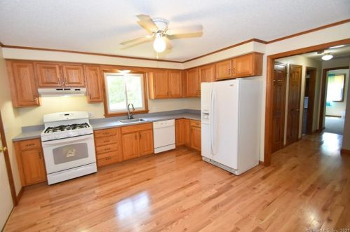 2006 Poquonock Ave, Windsor, CT 06095 exterior