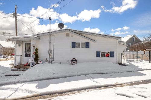 43 Vine St, Tilton, NH 03276 exterior