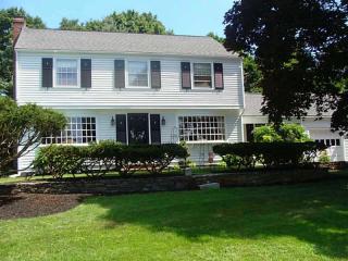 6 Honeysuckle Ct, Barrington, RI 02806 exterior