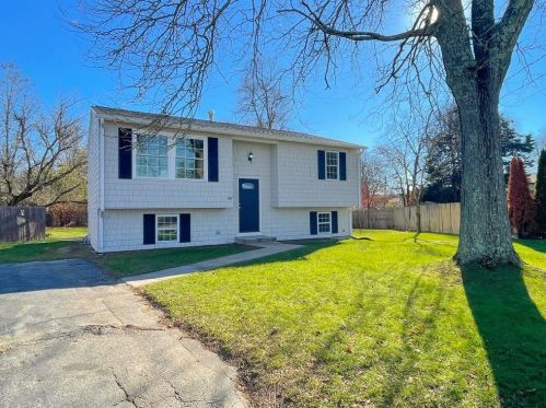 40 Gateway Ct, Warwick, RI 02889 exterior
