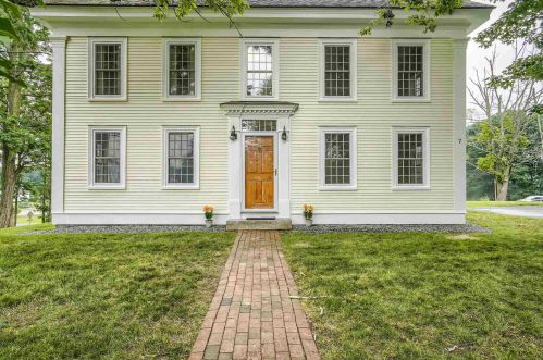7 Emery Ln, Stratham, NH 03885 exterior