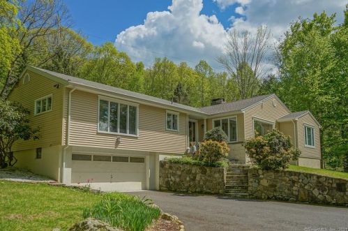 32 Hickory Ln, Ridgefield, CT 06877 exterior
