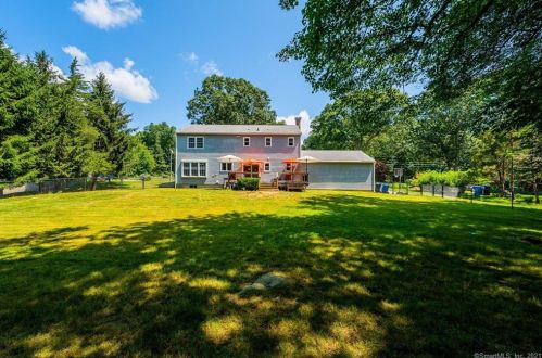 4 Hyde Park Dr, Gales Ferry, CT 06335 exterior