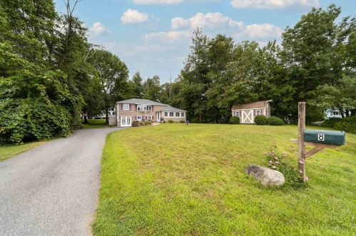 8 Shore Rd, Sandown, NH 03873 exterior