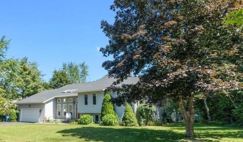 38 Rock Ridge Rd, Westerly, RI 02891 exterior