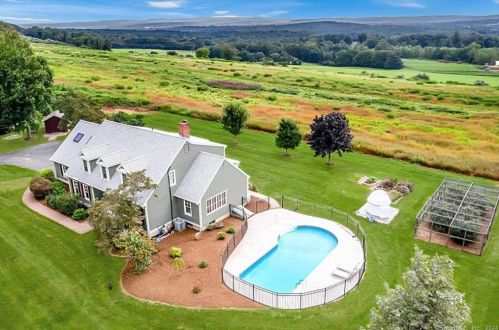 76 Louis Rd, Middlefield, CT 06455 exterior