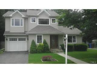 70 Sunnyside Dr, Huntington, CT 06484 exterior