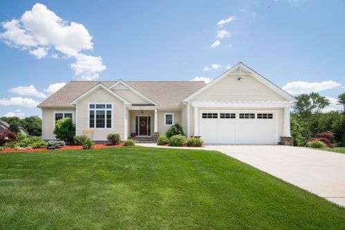 4 Ursulas Way, Seekonk, MA 02771 exterior