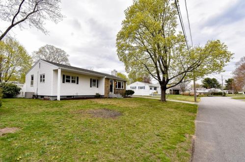 27 Montcalm Rd, Warwick, RI 02889 exterior