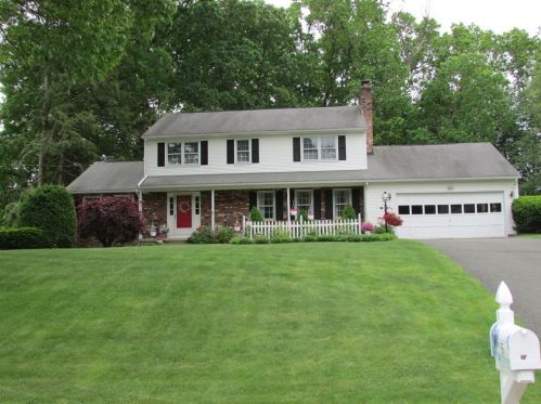 35 Oakcrest Dr, Montgomery, MA 01085 exterior