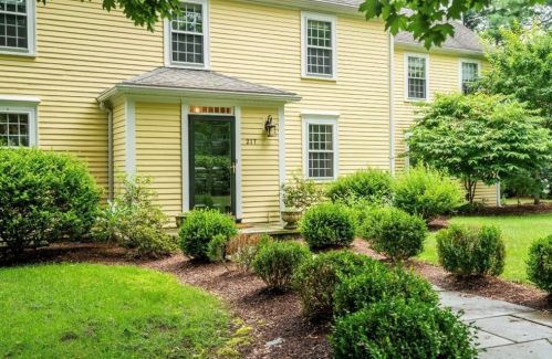 217 Conant Rd, Weston, MA 02493 exterior