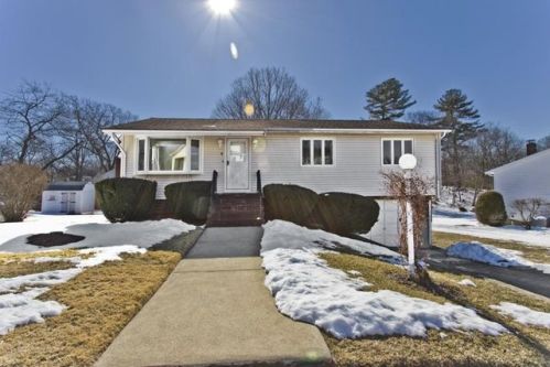 4 Oakridge Dr, Saugus, MA 01906 exterior