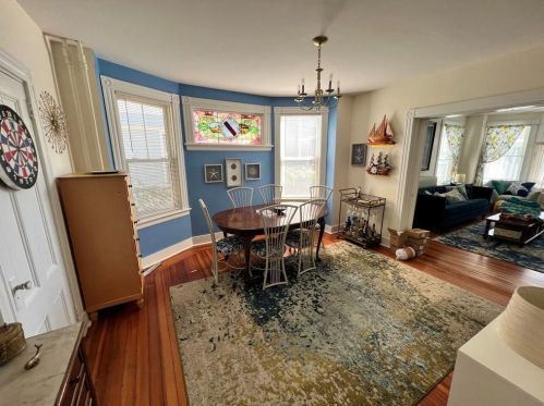 28 Calvert St, Newport, RI 02840 exterior