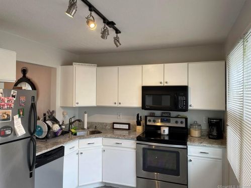 84 Summit Cmns, Derby, CT 06418 exterior