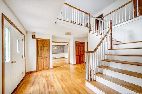 19 Alison Ct, Waterbury, CT 06712 exterior