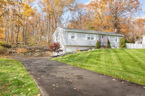 62 Far Horizons Dr, Huntington, CT 06484 exterior