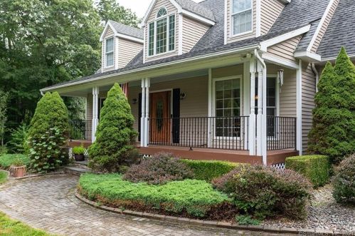 62 Hemlock Rd, Roxbury, CT 06783 exterior