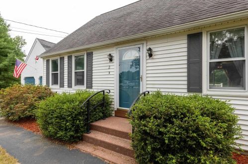2 Chapman Rd, Stratham, NH 03885 exterior