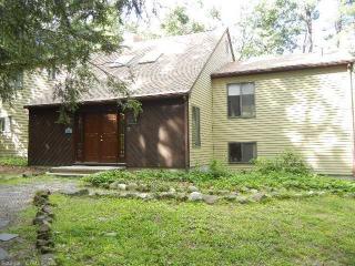 4 Tennyson Dr, Granby, CT 06035 exterior