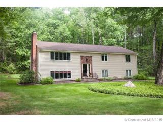 32 Castlewood Rd, Simsbury, CT 06089 exterior