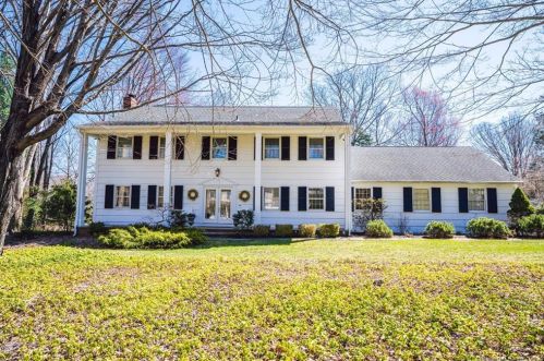 3 Maplecrest Ln, North Haven, CT 06473 exterior