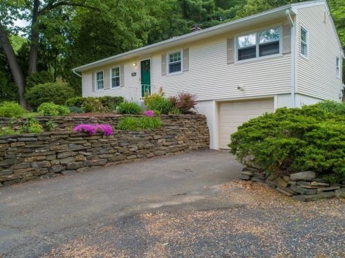 17 Laurel Ave, Westfield, MA 01085 exterior