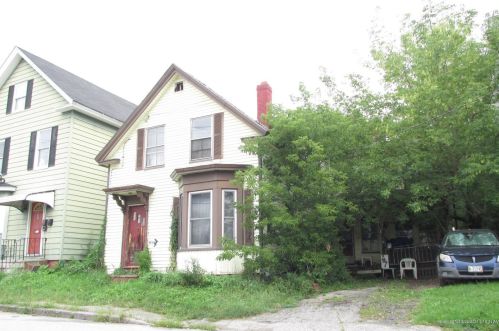 147 Oak St, Lewiston, ME 04240 exterior