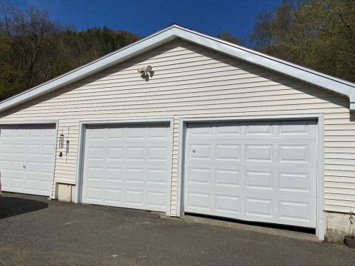 1107 Huntington Rd, Russell, MA 01071 exterior