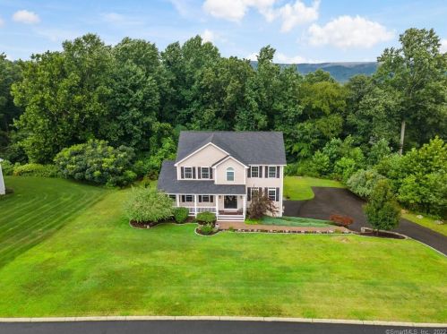 33 Fox Hunt Rd, Huntington, CT 06484 exterior
