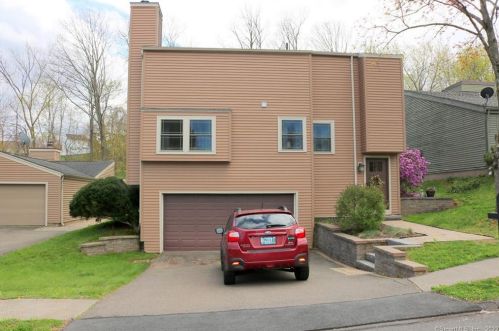 9 Lake Pl, Middletown, CT 06457 exterior
